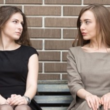Zwei junge Frauen auf Bank