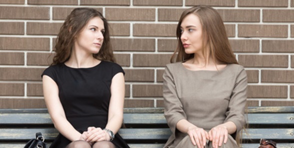 Zwei junge Frauen auf Bank