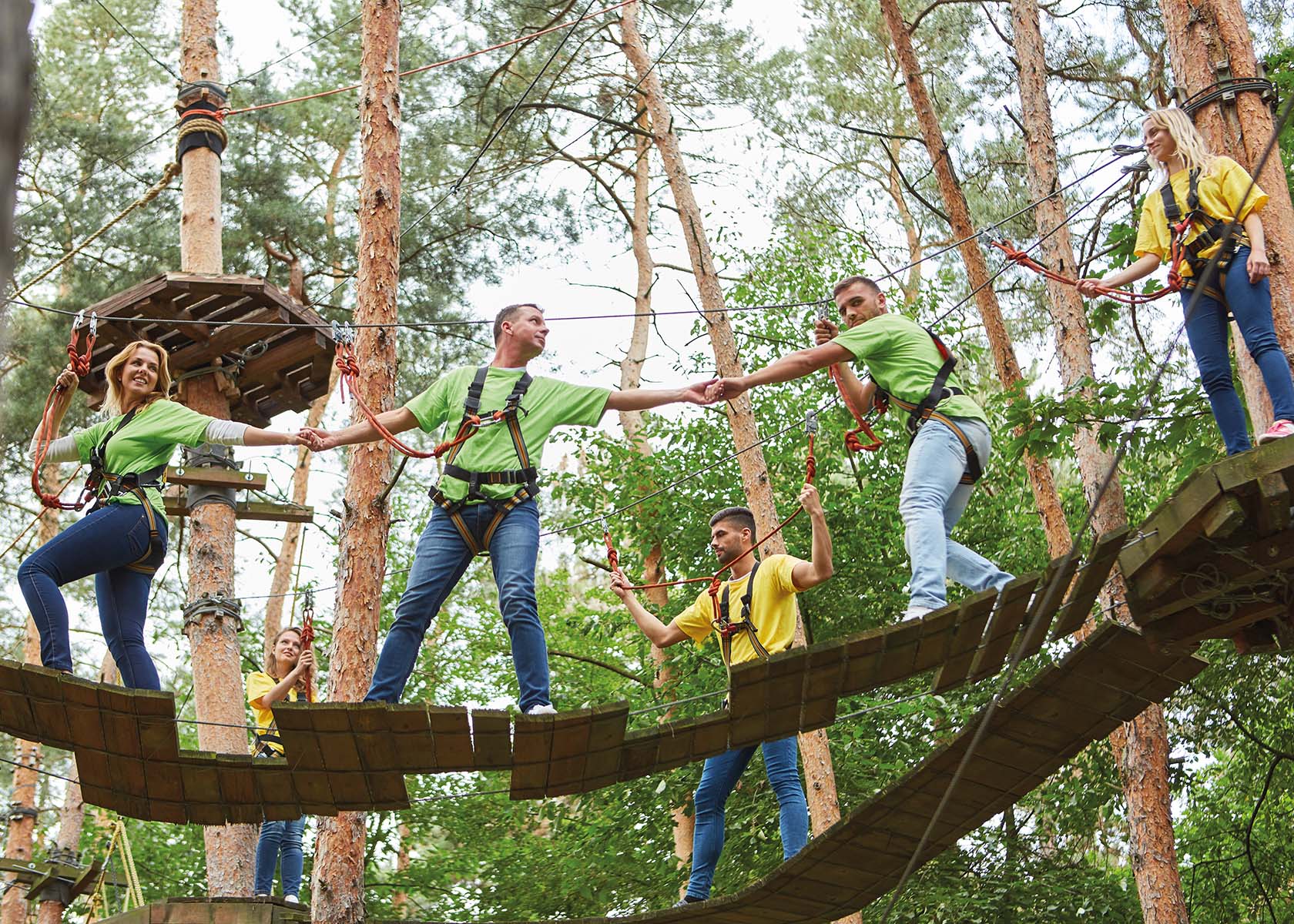 Gruppe macht Teamwork im Hochseilgarten